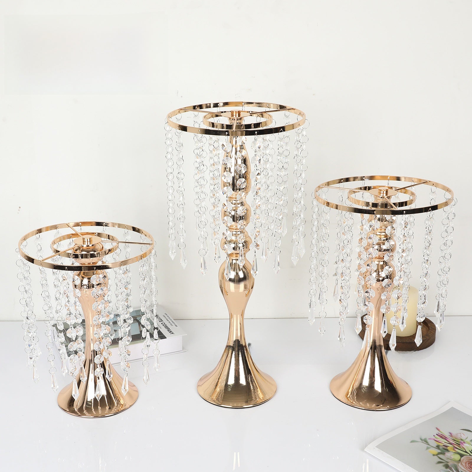 Support floral doré avec rideaux de perles